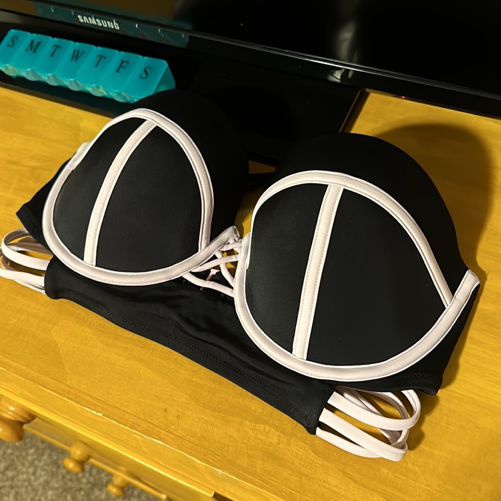 Victoria secret swim top. Approx size 36DD